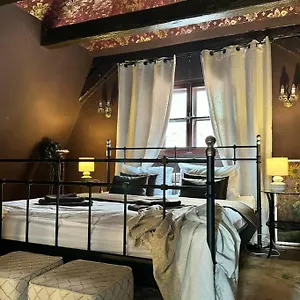https://2-floor-traditional-prague-apartment.praguehotelsweb.com